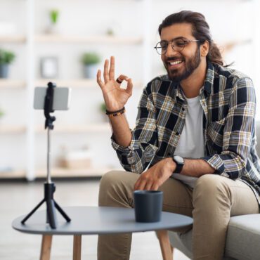 Homem gravando um vídeo