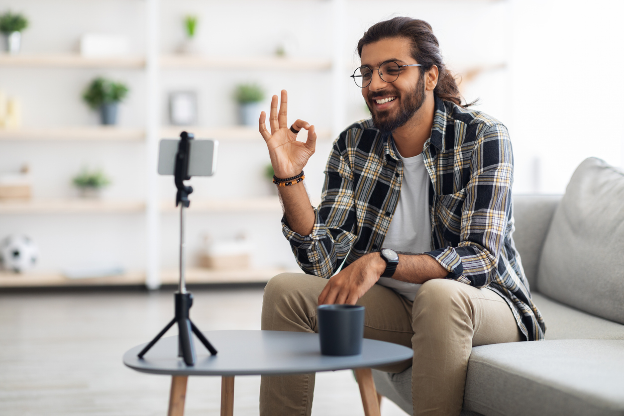 Homem gravando um vídeo