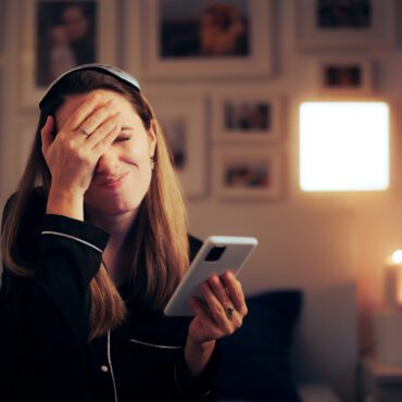 Mulher preocupada com o cancelamento